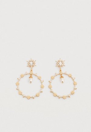 Orecchini a cerchio in oro con perni a forma di stella, accenti floreali e pendenti con perle. Metallo lavorato con dettagli intricati e decorazioni con perline trasparenti.