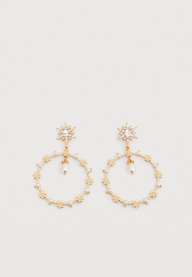 Uhani v obliki zlatih obročev z zvezdastimi zatiči, cvetličnimi poudarki in bisernimi kapljicami. Teksturirana kovina z zapletenimi detajli in okrasnimi prozornimi perlicami.