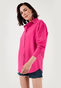 LELA Užsagstoma palaidinė - fuchsia