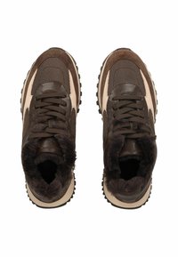 Brune atletiske sko med mesh og ruskindsmaterialer, gummisåler og pelsforede kraver, med mørke snørebånd og beige accenter.