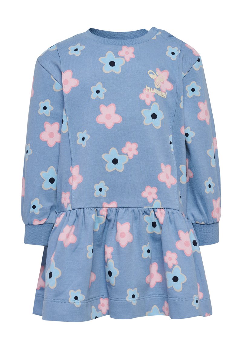 Långärmad blå klänning med en vid nederkant, prydd med rosa och ljusblå blommönster samt en liten logotyp på bröstet.
