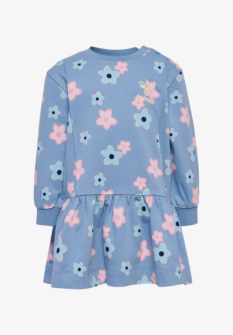 Långärmad blå klänning med en vid nederkant, prydd med rosa och ljusblå blommönster samt en liten logotyp på bröstet.