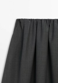 Jupe en tissu gris foncé froncée avec une taille élastique, texture lisse et motif de tissage subtil sur un fond blanc.