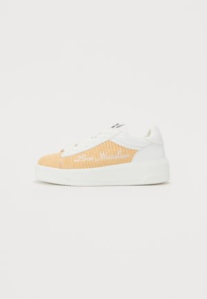 Lavskoet sneaker med beige vævet stof og hvide læderdetaljer, hvid sål og "Love Moschino" broderet på siden.