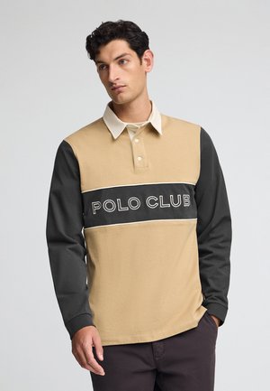 Beżowa i ciemnoszara koszula polo z długim rękawem, z kremowym kołnierzykiem, z trzema guzikami z przodu oraz haftem "POLO CLUB" na piersi.