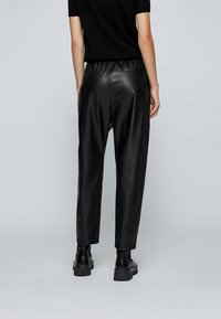 BOSS Pantaloni sportivi - black