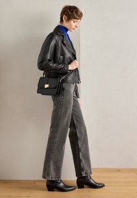 Anna Field Skulderveske - black