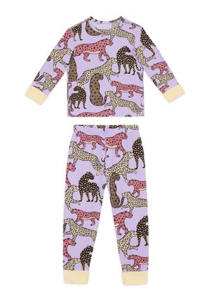 Pyjamasæt med langærmet top og bukser med lilla baggrund og flerfarvet stjernemønster med store katte, cremefarvede manchetter på ærmer og bukser.
