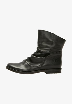 Schwarze Leder-Ankle Boots mit einem lässigen Design, runder Spitze und flacher Sohle. Merkmale ein dezentes Schmetterlingslogo an der Seite. Glatte Textur.