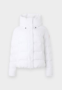 Witte pufferjack met een hoge kraag, gestikt ontwerp, sluiting met rits aan de voorkant en zwarte hardwareaccenten. Geen extra patronen of texturen.