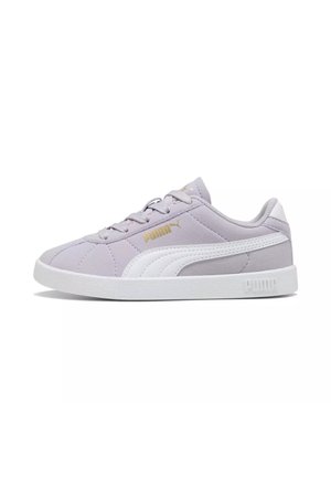 Scarpa da ginnastica Puma viola chiaro con suola bianca e striscia, logo Puma dorato sul lato e chiusura con lacci, vista dal lato esterno.