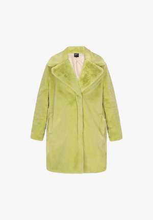 Long manteau en fausse fourrure vert clair avec larges revers et poches avant, présenté de face sur fond blanc.