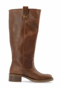 Bota de cuero marrón, hasta la rodilla, con un acabado suave, puntera redondeada, tacón pequeño y un lazo en la parte superior para facilitar el uso.