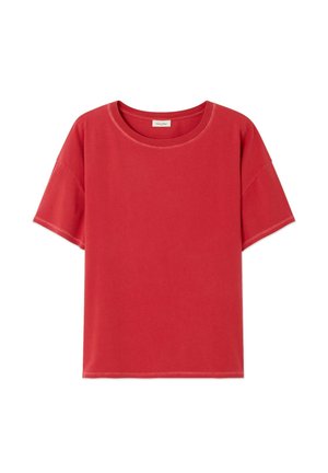 Rood T-shirt met korte mouwen en een ronde hals, met zichtbare stiksels langs de zoom, afgebeeld tegen een witte achtergrond.