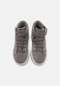 Zapatillas de deporte de ante gris de caña alta con cordones texturizados, cuellos acolchados y cremallera lateral. Suelas de goma blancas con patrón de agarre ligero.