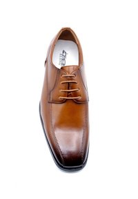Chaussure habillée en cuir marron avec une finition lisse, un bout arrondi et un design classique à lacets. Présente des coutures ton sur ton et une semelle plate.
