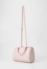 Bolsa sintética texturizada rosa claro com hardware dourado, forma arredondada, alças duplas e uma alça de ombro ajustável.