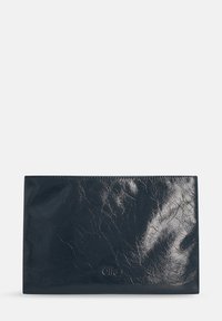 Pochette en cuir bleu marine avec une texture froissée, forme rectangulaire et logo embossé. Finition lisse avec un éclat subtil.