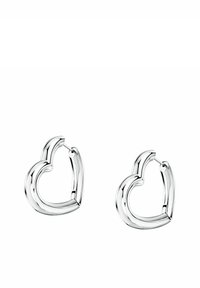 Coppia di orecchini a cerchio a forma di cuore lucidi color argento con chiusure su sfondo bianco.