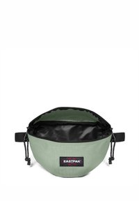 Borsa in tessuto verde con forma arrotondata, fodera interna nera, chiusura a coulisse e patch con logo Eastpak sul davanti.