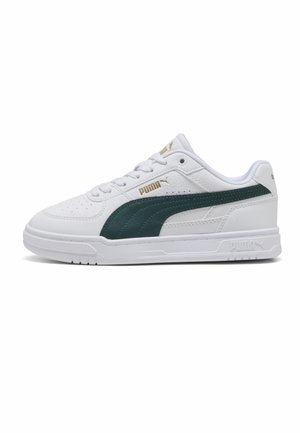 Weißer Puma-Sneaker mit dunkelgrünem Streifen, goldenem Puma-Logo, weißen Schnürsenkeln und strukturierter Sohle, seitlich auf weißem Hintergrund zu sehen.