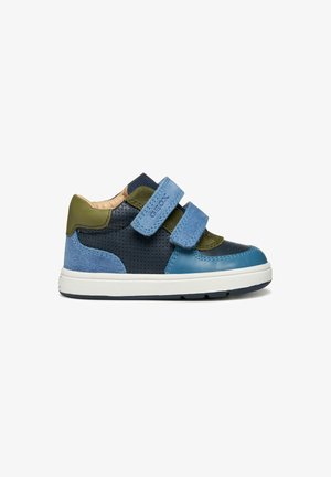 Sneaker con pannelli in pelle e suede blu, verde e blu navy; presenta un design perforato e due strap in velcro; suola in gomma bianca.