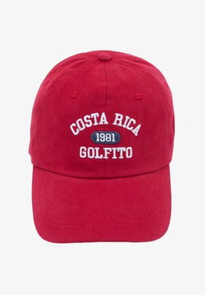 Piros baseball sapka fehér hímzett "COSTA RICA GOLFITO" felirattal, valamint egy kék ovális folttal, amelyen fehér "1981" szerepel.