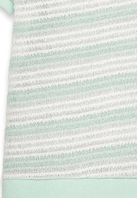Pleteni kratek top s izmeničnimi svetlo zelenimi in belimi črtami, ki ima strukturirano tkanje in enobarven svetlo zeleni rob.