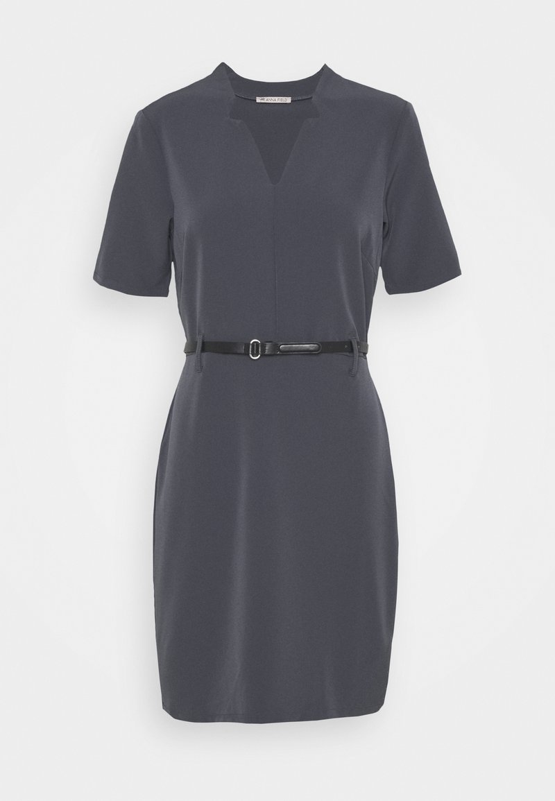 Robe gris foncé à manches courtes, longueur genou, col en V et fine ceinture noire à la taille.