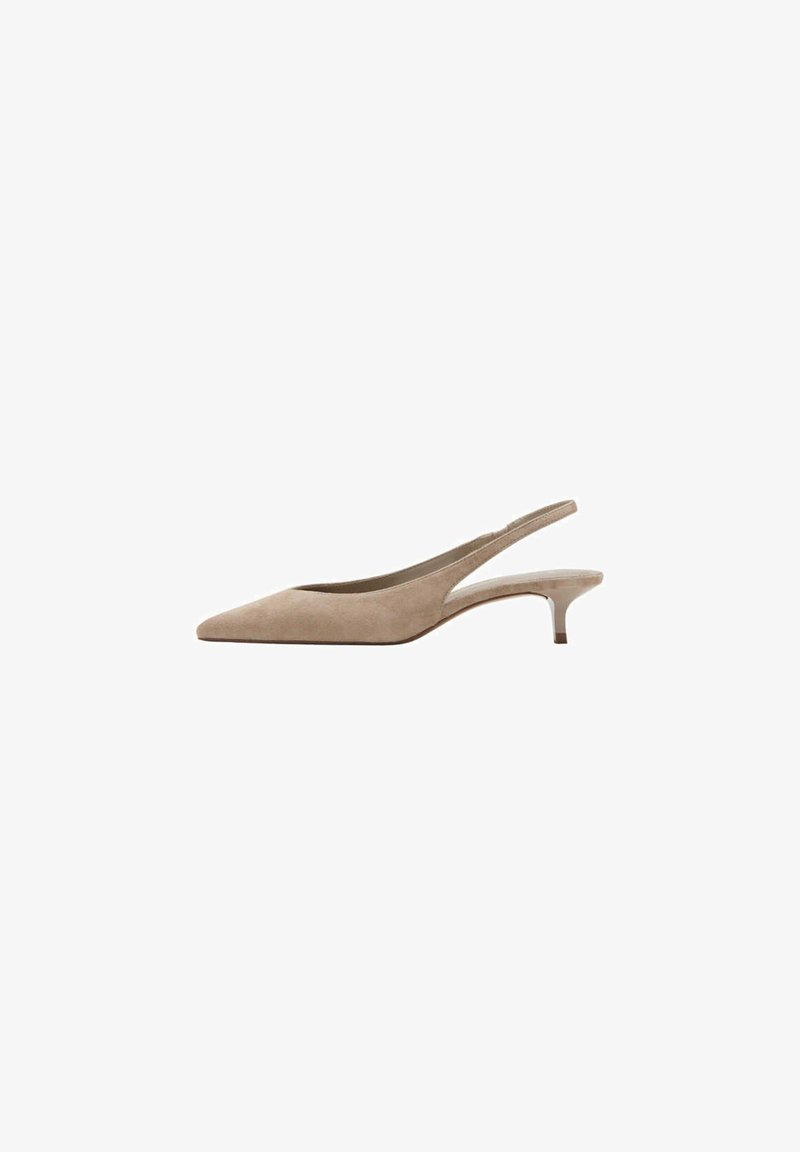 Chaussure slingback beige en suède, talon kitten bas et incurvé, bout pointu.