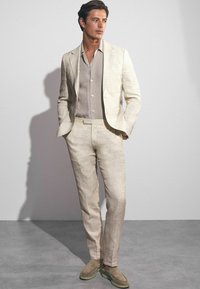 Reiss REGULAR FIT BLOOMFIELD   - Hlače za odijelo - stone