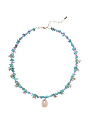 Collier de perles turquoise et rose avec des accents dorés, comprenant un pendentif en coquillage et des breloques en forme de fleur, disposés selon un motif symétrique.