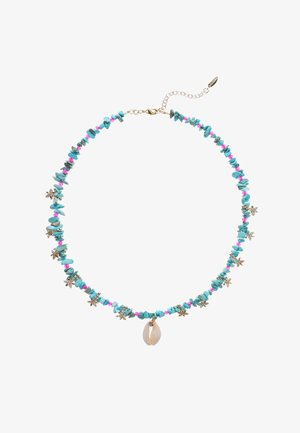 Türkis-rosa Perlenkette mit goldfarbenen Akzenten, mit Muschel-Anhänger und blumenförmigen Charms, in einem symmetrischen Design arrangiert.