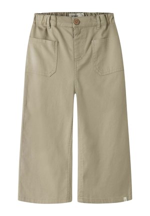 Pantalon beige à jambes larges avec poches plaquées à l'avant, passants pour ceinture et fermeture par bouton, confectionné en tissu robuste.