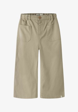 Beige bukser med vide ben, forlommer med lap, bæltestropper og knaplukning, lavet af robust stof.
