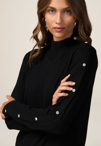 Oltre LUPETTO CON BOTTONI GIOIELLO - Maglione - nero
