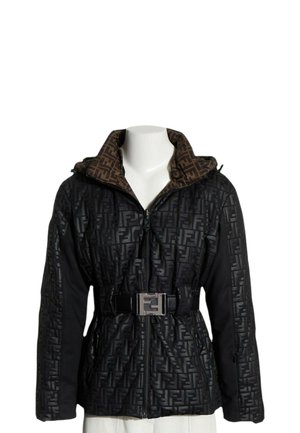 Veste matelassée noire avec motif en relief, doublure de capuche marron à motifs, fermeture éclair frontale et ceinture avec grande boucle carrée sur le torse du mannequin.