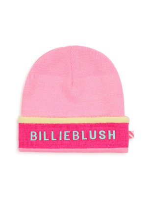 Bonnet en tricot rose avec un revers rose vif plié, une bordure jaune et un texte bleu "BILLIEBLUSH" sur le revers.