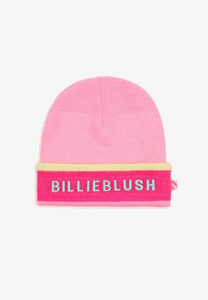 Bonnet en tricot rose avec un revers rose vif plié, une bordure jaune et un texte bleu "BILLIEBLUSH" sur le revers.