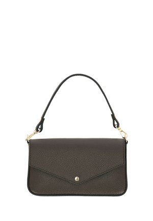 Mała czarna teksturowana skórzana torebka z jedną odpinaną rączką i przednią klapką zabezpieczoną małym złotym guzikiem.