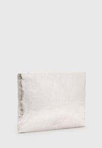 Zilveren leren clutch met een gladde textuur, rechthoekige vorm en een minimalistisch design. Heeft een subtiel logo aan de onderkant.