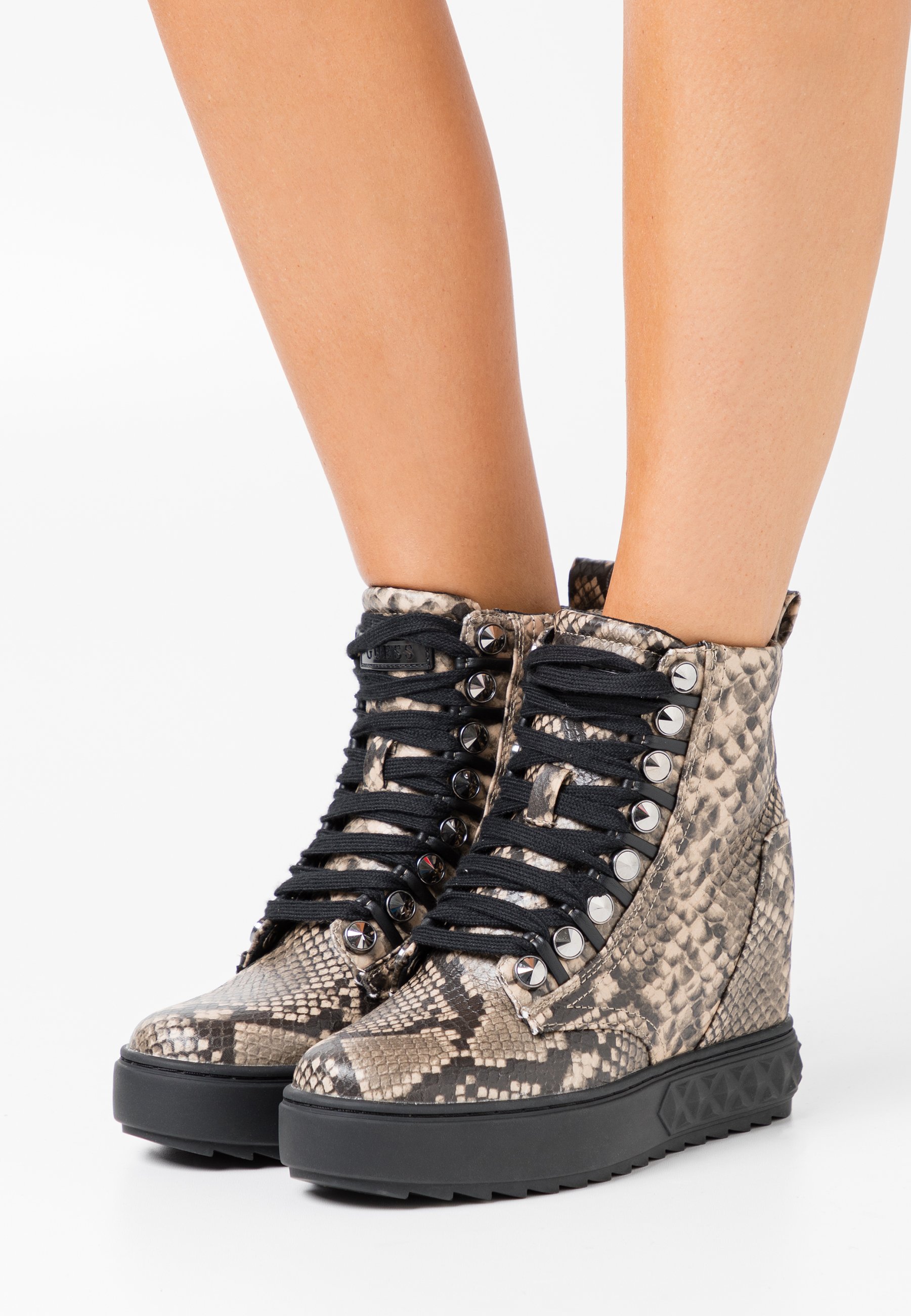 guess tronchetti 2018