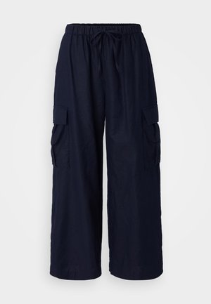 Tumedatesed cargo-püksid, millel on mugav lõige, elastne vöökoht koos nööriga ning kaks küljetaskut. Valmistatud kergest kangast.