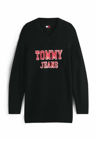 Maglione nero a collo a V realizzato in morbido tessuto, con un grande logo rosso "TOMMY JEANS" ricamato sul davanti. Polsini e orlo a costine.