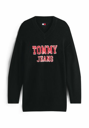 Zwarte v-hals trui van zachte stof met een groot rood "TOMMY JEANS" logo gestikt op de voorkant. Geribde boorden en onderkant.