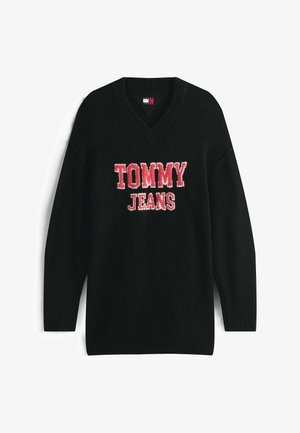 Sort v-hals sweater lavet af blødt stof med et stort rødt "TOMMY JEANS" logo broderet på forsiden. Ribbet manchetter og kant.