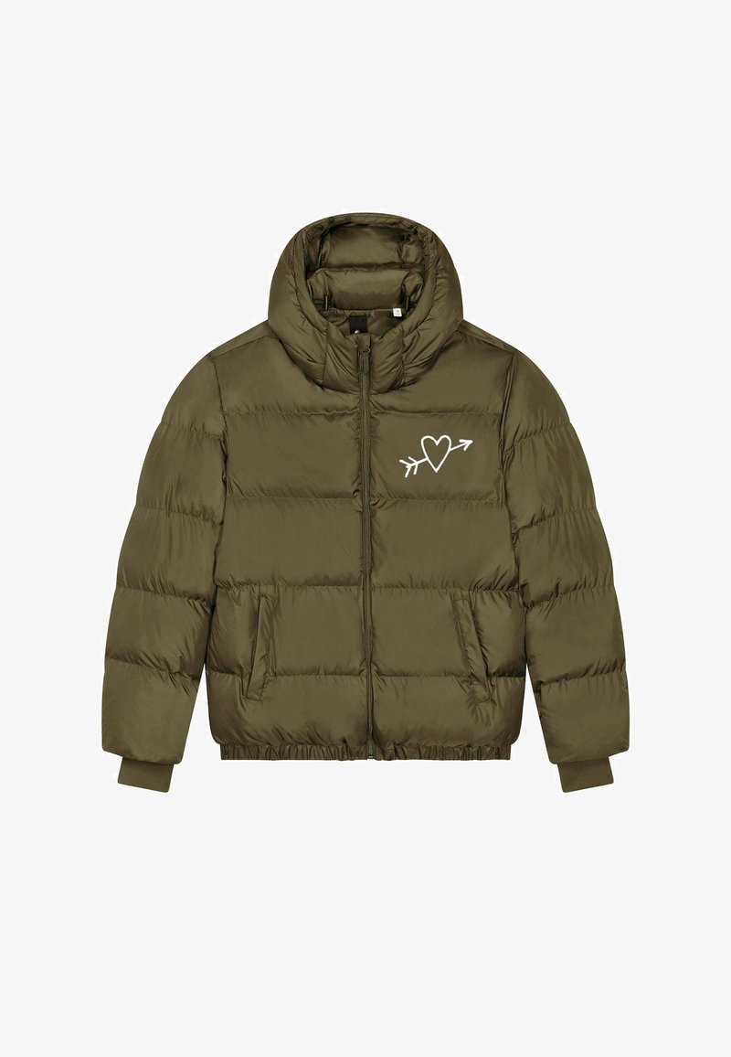 Giacca a vento imbottita verde oliva con collo alto, chiusura a zip e due tasche frontali. Presenta una grafica bianca a forma di cuore e freccia sul petto sinistro.