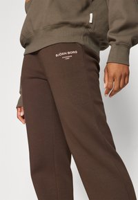Björn Borg ESSENTIAL PANTS - Tepláky - demitasse