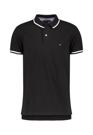 Polo noir à manches courtes avec bordure blanche au col et aux manches, patte à deux boutons et petit logo sur la poitrine gauche.