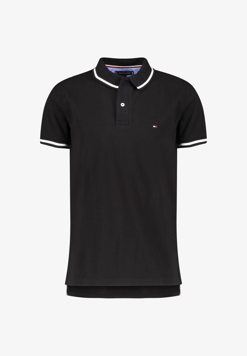 Polo noir à manches courtes avec bordure blanche au col et aux manches, patte à deux boutons et petit logo sur la poitrine gauche.